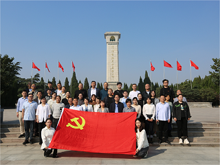 市委党校赴淮海战役双堆集烈士陵园开展革命传统教育